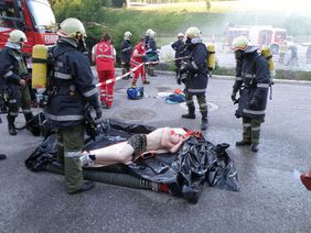 Dekontamination des verunfallten Fahrers