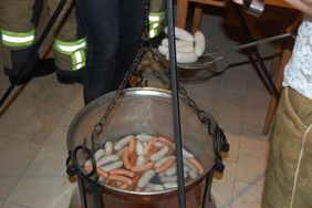 Würstelessen zum Abschluss der Übung