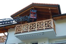 Verletztenrettung mit Drehleiter vom Balkon