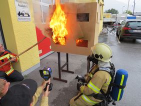 Im Schwedenofen sieht man das Phänomen der Rauchdurchzündung.