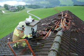 Einsatz FF Abtenau Blitzschlag in Bauernhaus