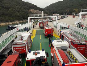 Abfahrt von der Fähre nach der Ankunft