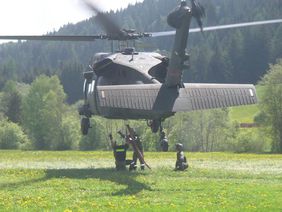 Einhängen von Lasten (S70 Black Hawk)