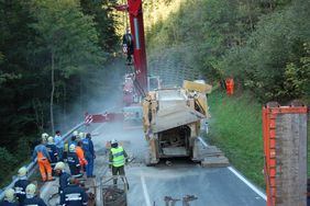 Aufstellen des Brechers durch Bergekran