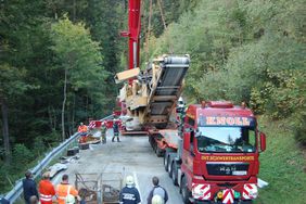 Bergeunternehmen mit Bergekran und Schwertransporter 