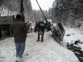 PKW Bergung durch dei FF Abtenau