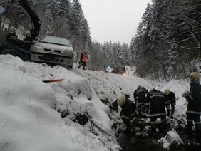 PKW Bergung durch dei FF Abtenau