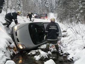 PKW Bergung Raingraben durch dei FF Abtenau