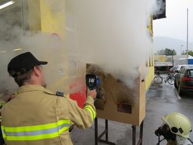 In der Wärmebildkamera sind die Pyrolysegase zu erkennen.
