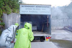 Vorsichtiges vordringen der Einsatzkräfte in den LKW