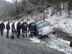 PKW-Bergung nach Unfall durch Feuerwehr Abtenau