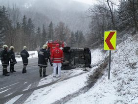 PKW-Bergung nach Unfall durch Feuerwehr Abtenau