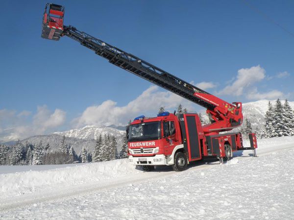 ausgefahrene Drehleiter der Feuerwehr Abtenau