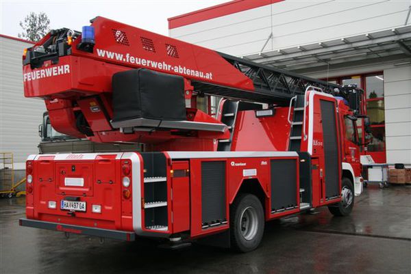 Rückenansicht der Drehleiter FF Abtenau