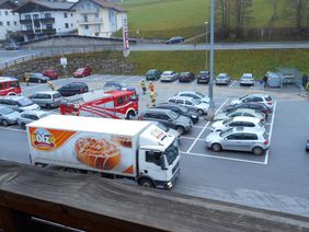 Öleinsatz Freiwillige Feuerwehr beim Spar Parkplatz Abtenau