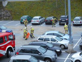 Öleinsatz Freiwillige Feuerwehr beim Spar Parkplatz Abtenau