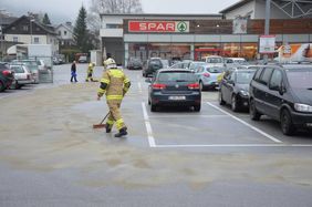 Öleinsatz Freiwillige Feuerwehr beim Spar Parkplatz Abtenau