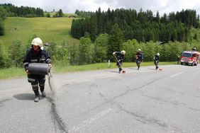Ölbinden der Feuerwehr Abtenau am Reingraben