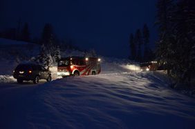 Fahrzeugbergung Kohlhofweg durch die Feuerwehr Abtenau