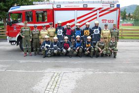 Gruppenfoto mit BFK, Bewerter, OFK, Trainer