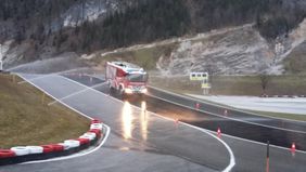 Befahren einer 15% Kuppe bei glatter Fahrbahn