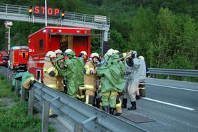 Ausrüsten mit Vollschutzanzug Schutzstufe 3