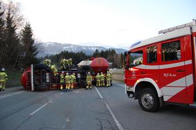 FF Abtenau Bergung LKW-Anhänger mit Pellets