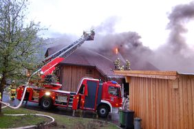 Löscharbeiten der FF Abtenau bei Dachstuhlbrand nach Blitzschlag