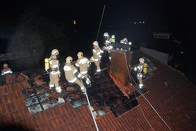 Löscharbeiten der FF Abtenau bei Dachstuhlbrand nach Blitzschlag