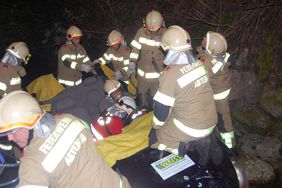 Zusammenarbeit bei einer Übung zwischen Rotem Kreuz und Feuerwehr