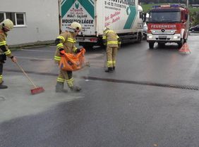 Einsatz Freiwillige Feuerwehr Abtenau Ölbinden Billa Parkplatz