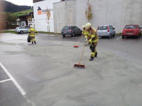 Einsatz Freiwillige Feuerwehr Abtenau Ölbinden Billa Parkplatz