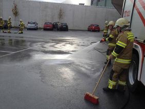 Einsatz Freiwillige Feuerwehr Abtenau Ölbinden Billa Parkplatz
