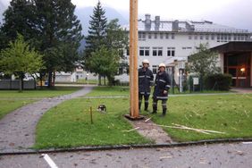 Einsatz Freiwillige Feuerwehr - Blitzschlag Maibaum