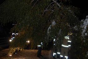 Aufräumarbeiten der FF Abtenau nach Schneefall