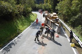 Bergung 45t Arbeitsmaschine durch die FF Abtenau