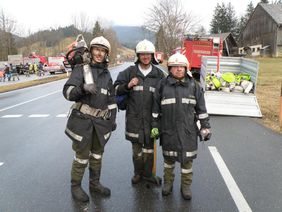 Erschöpfte aber glückliche Feuerwehrmänner