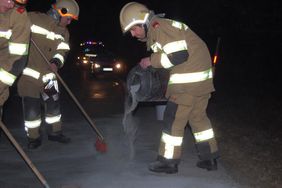 Öleinsatz nach Verkehrsunfall der Feuerwehr Abtenau