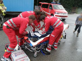 Zusammenarbeit Freiwillige Feuerwehr und Rotes Kreuz Abtenau