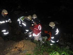 Rettungsarbeiten durch Feuerwehr und Rotes Kreuz