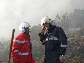 Einsatzbesprechung Rotes Kreuz und Feuerwehr
