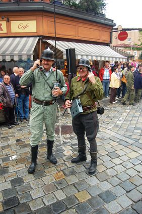 Einsatzbekleidung und Funkgeräte damals