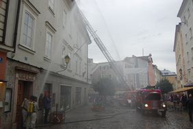 Die eingesetze historische Mannschaft bei der Brandbekämpfung