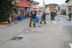 Einsatz der FF Abtenau Treibstoffaustritt LKW
