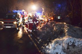 Rettungsaktion der Freiwilligen Feuerwehr Abtenau bei Verkehrsunfall