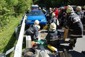 Radrennfahrer unter Auto B162