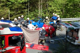 Rettungsversuche Radfahrer des Roten Kreuzes