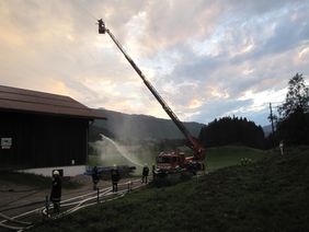 Brandübung anhand eines Wirtschaftsgebäudes der FF Abtenau