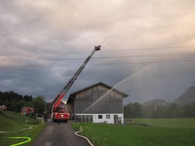 Brandübung anhand eines Wirtschaftsgebäudes der FF Abtenau
