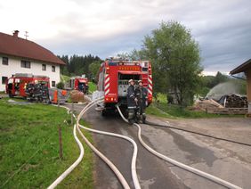 Brandübung anhand eines Wirtschaftsgebäudes der FF Abtenau